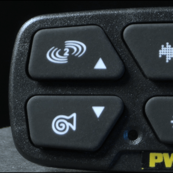 PW-50: Intercomunicador, PA y sirenas para vehículos blindados